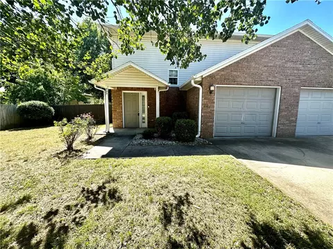 893 W Peachtree Dr, Fayetteville, AR 72703