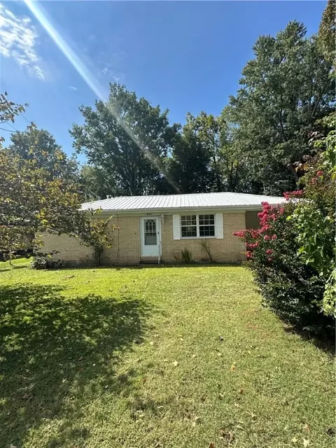 900 Sycamore Dr, Huntsville, AR 72740