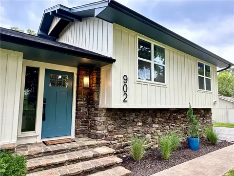902 Castle Ln, Bentonville, AR 72712