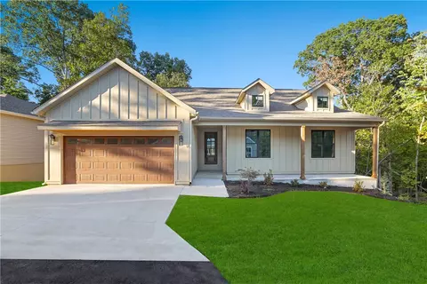 13 Burnham Dr, Bella Vista, AR 72715
