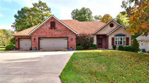 1 Renfrew Dr, Bella Vista, AR 72715