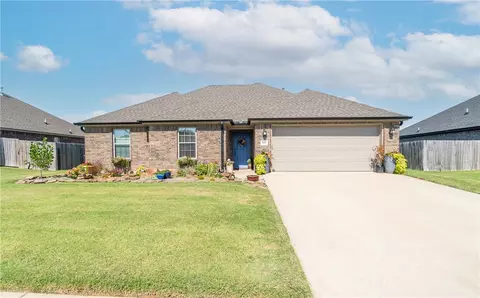 900 Mulberry St, Gravette, AR 72736