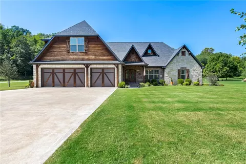 585 Beau Chalet Dr, Bentonville, AR 72713