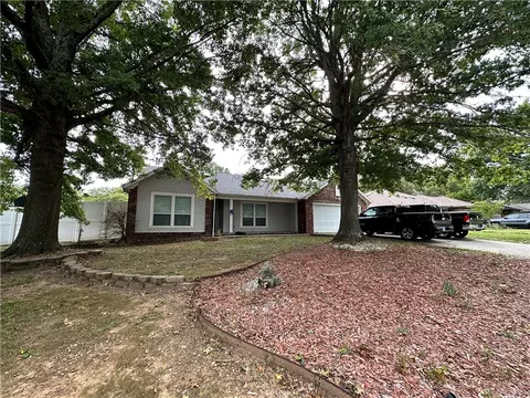 1611 E Thornhill Dr, Fayetteville, AR 72703