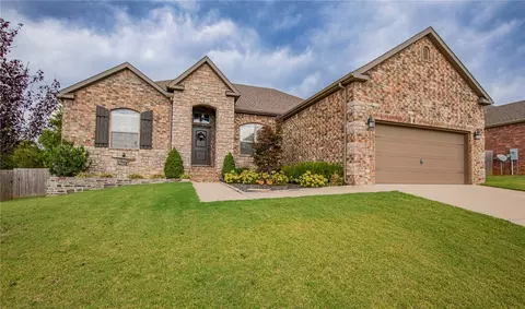 2012 Quinlan Ave, Lowell, AR 72745
