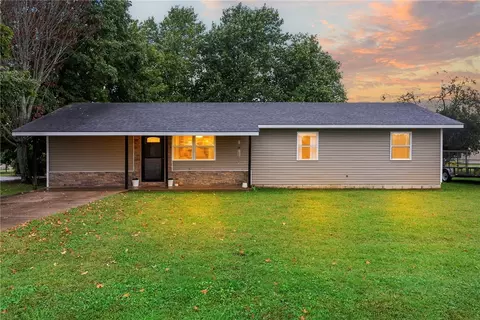 911 Pecan St, Huntsville, AR 72740