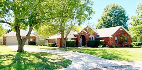 135 Pueblo Dr, Rogers, AR 72756