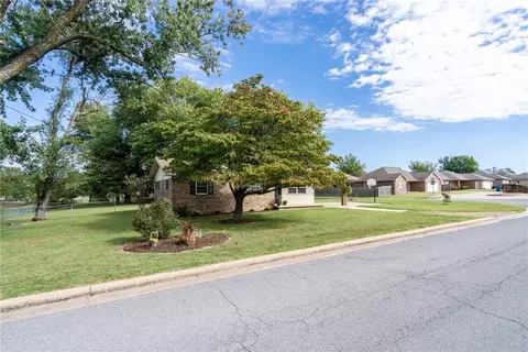 700 W Eureka St, Gentry, AR 72734 photo 3
