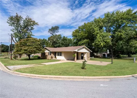 700 W Eureka St, Gentry, AR 72734 photo 2