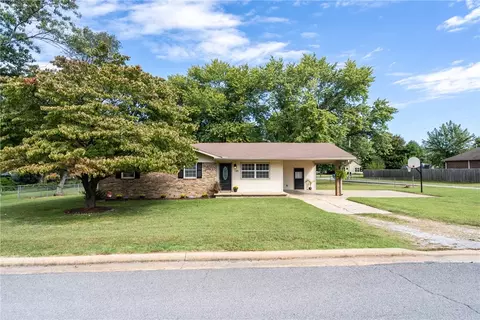 700 W Eureka St, Gentry, AR 72734