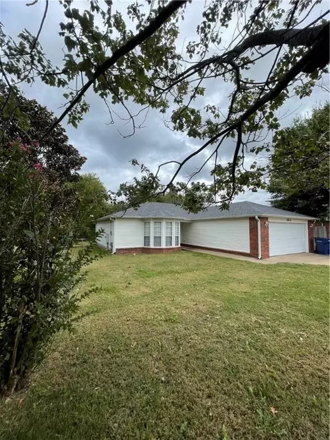 2411 Chanel St, Siloam Springs, AR 72761