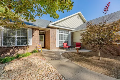 38 Warwick Dr, Bella Vista, AR 72714
