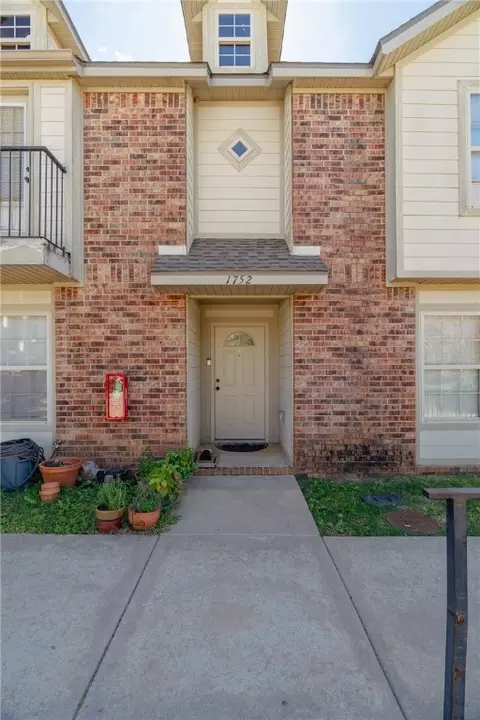 1752 N Chestnut Ave, Fayetteville, AR 72703