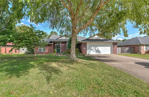 1745 S M St, Rogers, AR 72756