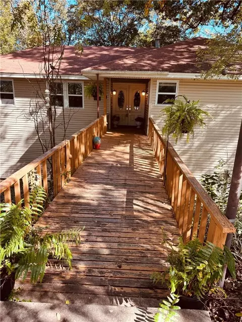290 Holiday Island Dr, Holiday Island, AR 72631