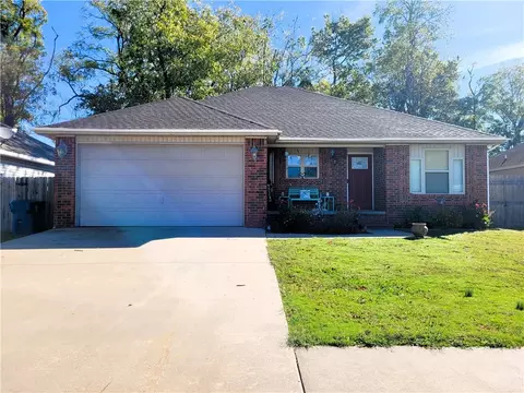 1312 Love Ln, Gentry, AR 72734