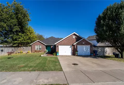407 Julian Ct, Siloam Springs, AR 72761