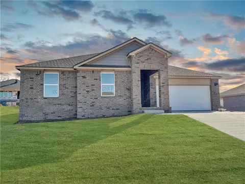 991 Emerald St, Prairie Grove, AR 72753