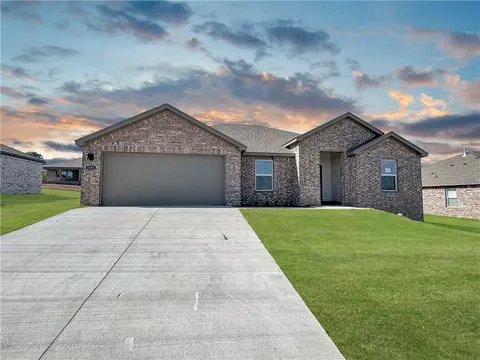 1031 Emerald St, Prairie Grove, AR 72753