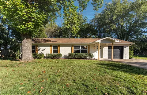 806 Carson Dr, Bentonville, AR 72712