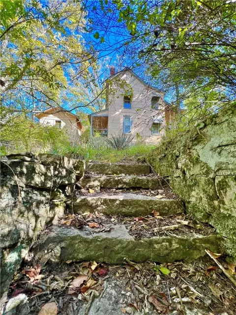 18 Linwood Ave, Eureka Springs, AR 72632