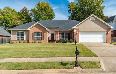 2744 N Shadybrook Cv, Fayetteville, AR 72703