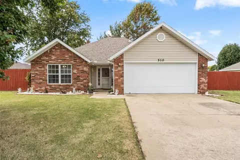 510 Topaz St, Lowell, AR 72745