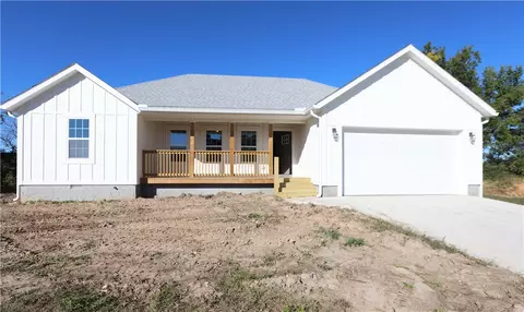 300 Forest Dr, Green Forest, AR 72638