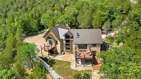 677 Oaks Landing Dr, Eureka Springs, AR 72631