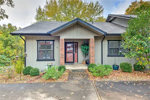1 Spurlock Ln, Bella Vista, AR 72714