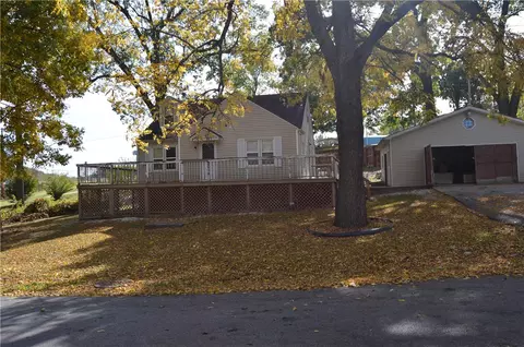 1029 Johnson Dr, Neosho, MO 64850