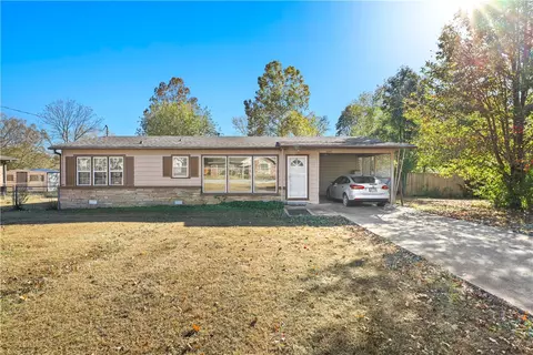 2001 E Lee St, Fayetteville, AR 72701