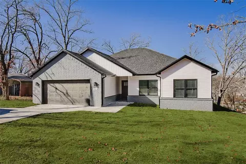 2811 S Denver, Fayetteville, AR 72701