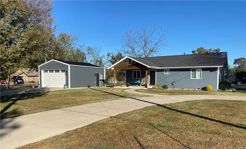 8060 Gibbs Rd, Springdale, AR 72762