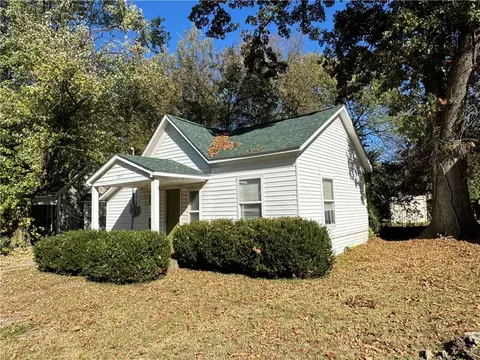 421 S Madison St, Siloam Springs, AR 72761