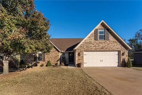 102 Lion Dr, Gravette, AR 72736