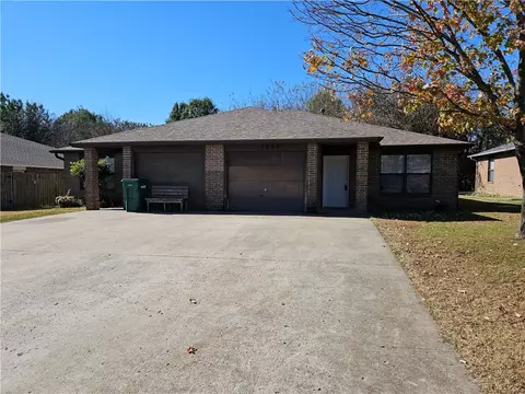 5806 A B Sara St, Fayetteville, AR 72704