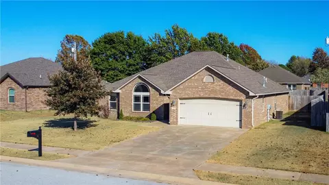 626 White Oak St, Gentry, AR 72734
