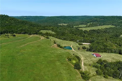 613 19 Ac County Rd 211, Eureka Springs, AR 72632