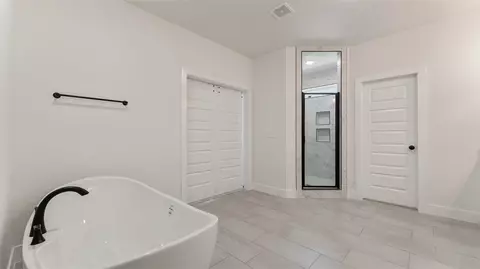Bath - 1401 Paragon Dr, Centerton, AR 72719 photo 5 of 9