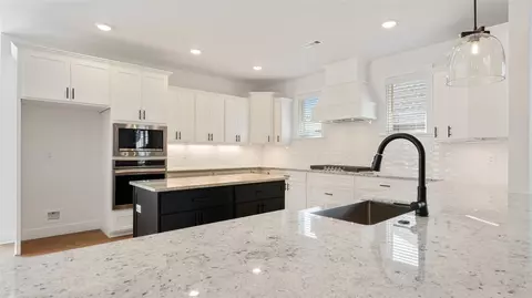 Kitchen - 1401 Paragon Dr, Centerton, AR 72719 photo 3 of 10