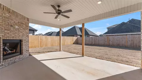 Exterior - 1401 Paragon Dr, Centerton, AR 72719 photo 5 of 8