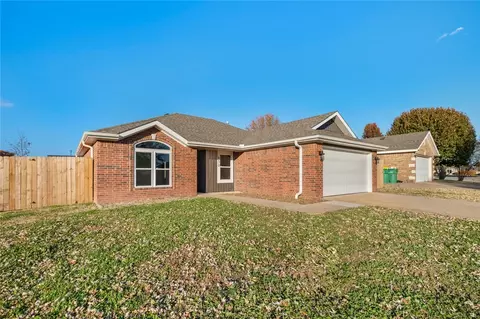 850 Honeysuckle Dr, Centerton, AR 72719
