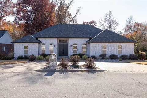 2 Harbour Dr, Bentonville, AR 72712
