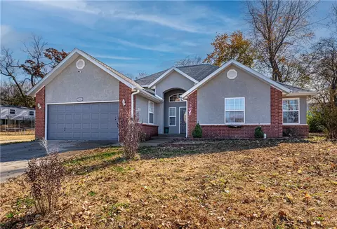 733 N Walnut Ct, Siloam Springs, AR 72761