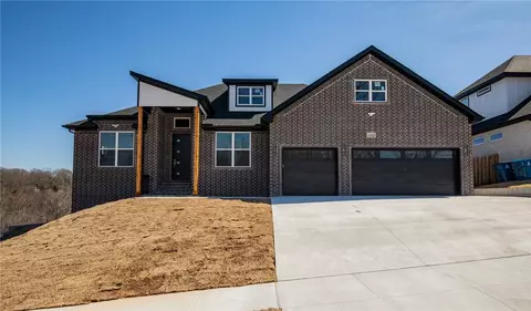 1910 NE Chaucer St, Bentonville, AR 72712