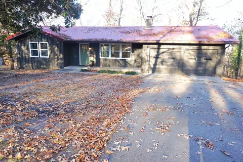 133 Robinhood Dr, Cassville, MO 65625