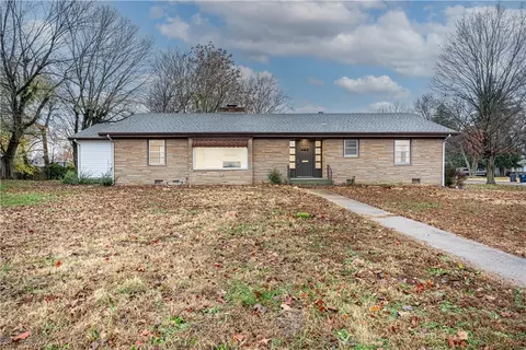 1310 S 10th St, Rogers, AR 72756