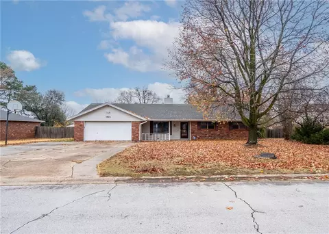1915 W Granite St, Siloam Springs, AR 72761