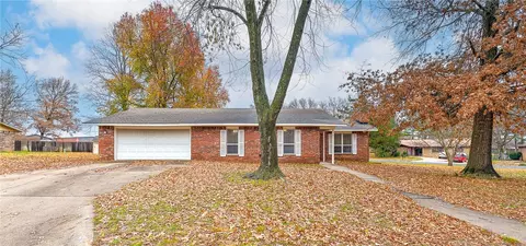 701 N Kingswood Dr, Rogers, AR 72756